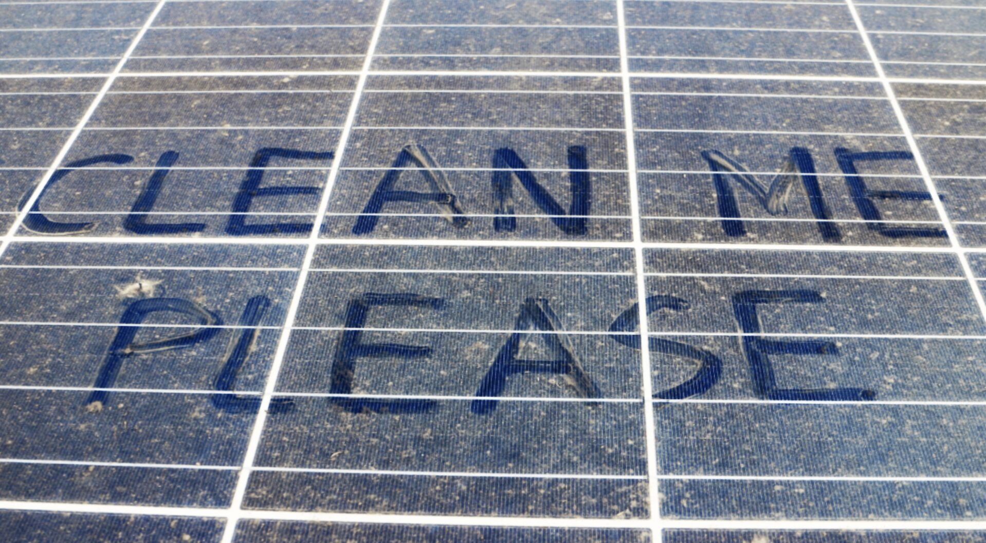 Vuile zonnepanelen laat kuisen door Solar Engineering.